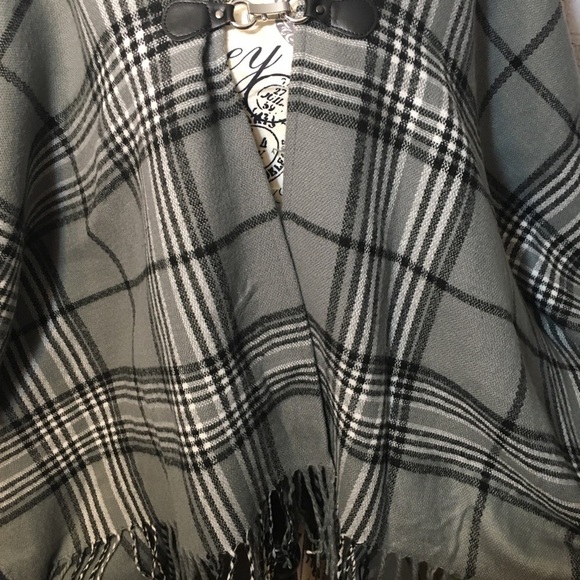 Gray plaid blanket wrap - Picture 4 of 9